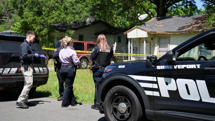 dpatopbilder - Polizisten versammeln sich für Ermittlungsarbeiten vor einem Haus in der Harrison Street in der Nähe der Bernstein Avenue. Am Sonntagmorgen kam es im US-Bundesstaat Louisiana zu einem dramatischen Fall von häuslicher Gewalt - dabei sterben…