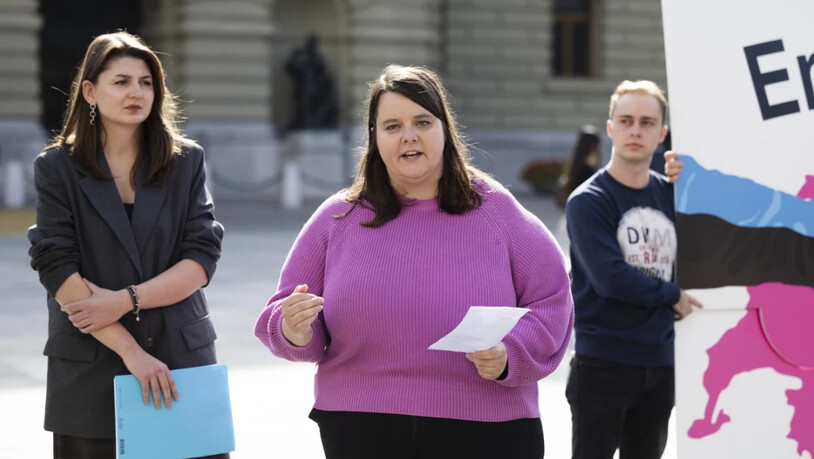 Lea Blattner (in der Mitte) bei einem politischen Auftritt im Oktober 2025 in Bern. (Archiv)