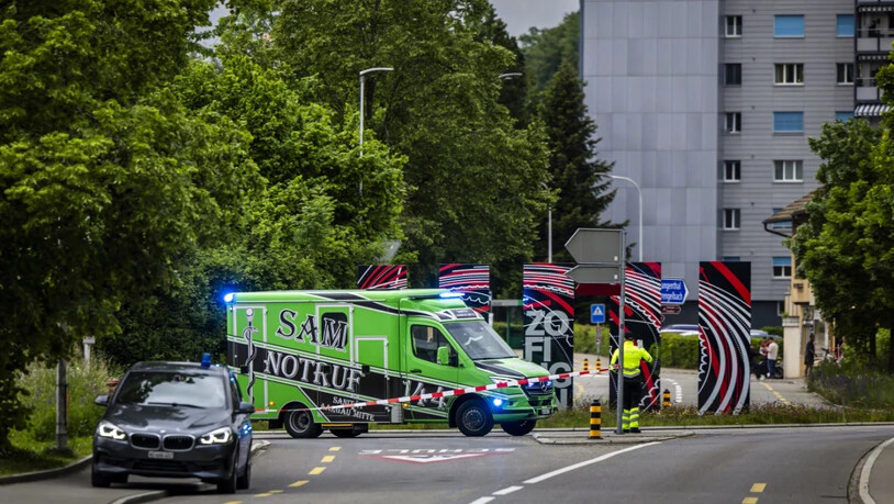 Ein Einsatzfahrzeug der Polizei und eine Ambulanz beim Bildungszentrum Zofingen nach dem Messerangriff im Mai 2024. (Archivbild)