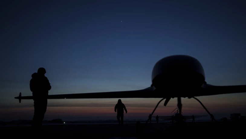 ARCHIV - Ukrainische Soldaten des Verteidigungsnachrichtendienstes bereiten den Start der Langstreckendrohne An-196 Ljutyj an einem ungenannten Ort in der Ukraine vor. Foto: Evgeniy Maloletka/AP/dpa