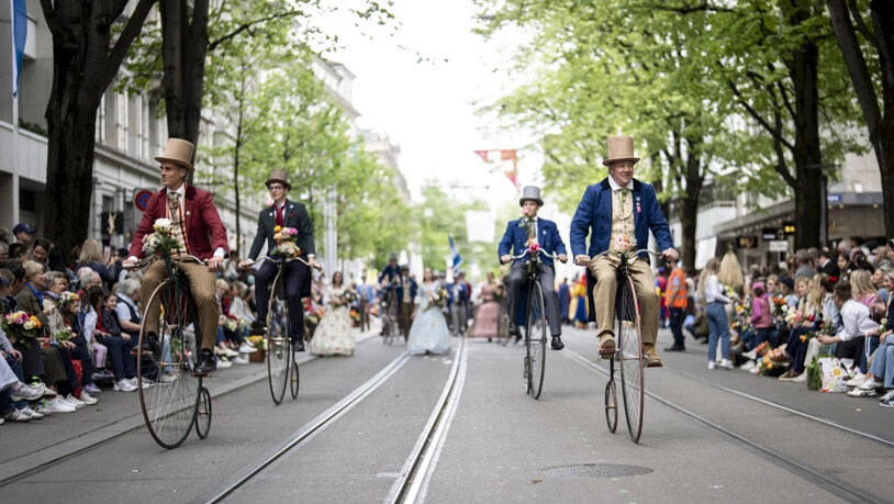 Einige Zünfter waren eher abenteuerlich auf Hochrädern unterwegs.