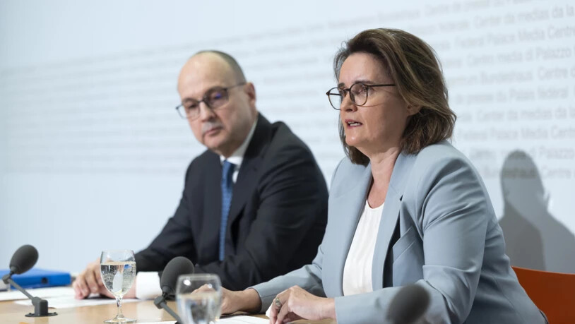 Hatten letztes Jahr mehr zu tun: Marlene Amstad, Verwaltungspräsidentin der Eidgenössischen Finanzmarktaufsicht Finma, und Stefan Walter, Direktor Finma, während der Jahresmedienkonferenz der Finma, am Dienstag in Bern.