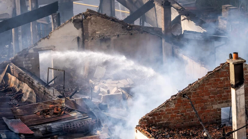Mehrere Lagerhallen sowie ein Wohnhaus wurden vollständig zerstört.