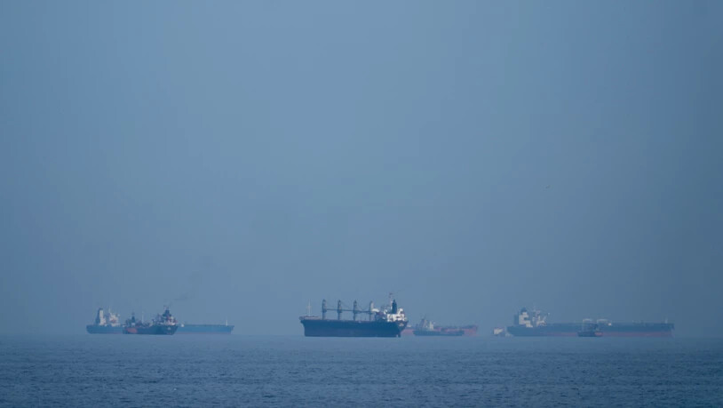 ARCHIV - Öltanker und Frachtschiffe reihen sich in der Straße von Hormus auf, gesehen von Khor Fakkan. In der Straße von Hormus ist ein Containerschiff unter Beschuss geraten und dabei schwerbeschädigt worden. Foto: Altaf Qadri/AP/dpa