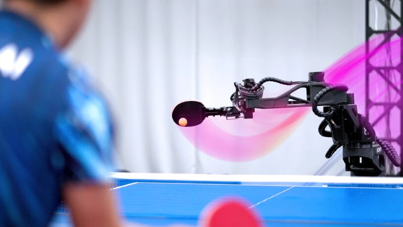 Der neue Roboter "Ace" spielt gegen den japanischen Tischtennisspieler Yamato Kawamata.