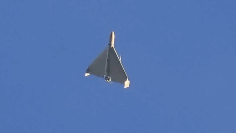 ARCHIV - Eine Kampfdrohne fliegt am Himmel (Archivbild). Foto: Efrem Lukatsky/AP/dpa