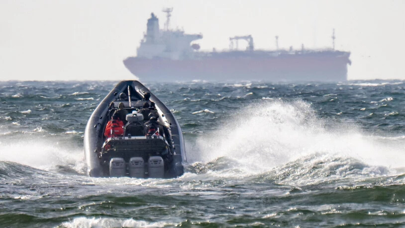 ARCHIV - Die schwedische Polizei National Task Force (NI) und die Küstenwache sind auf dem Weg zu dem bereits geenterten Tanker "Sea Owl I", der vor der Küste Schwedens liegt. Foto: Johan Nilsson/TT News Agency via AP/dpa - ACHTUNG: Nur zur…