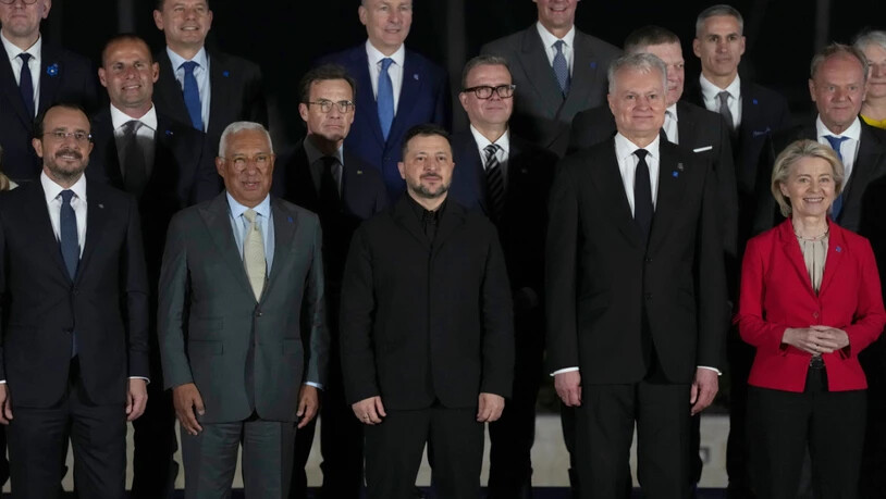 Teilnehmer des EU-Gipfels posieren für ein Foto. Foto: Petros Karadjias/AP/dpa