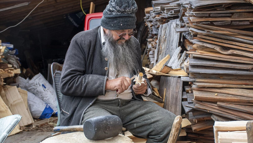 Frühlingserwachen: Der 71-Jährige schnitzt ein Edelweiss.