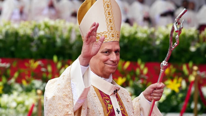 dpatopbilder - Papst Leo XIV. kommt am letzten Tag seines elftägigen Pastoralbesuchs in Afrika zur Feier der Heiligen Messe in das Stadion von Malabo. Foto: Misper Apawu/AP/dpa