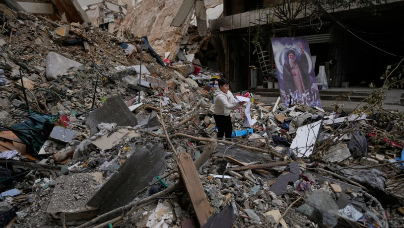 ARCHIV - Ein Junge hält sein Schulbuch, das er in den Trümmern eines zerstörten Gebäudes nach dem Waffenstillstand zwischen der Hisbollah und Israel gefunden hat, in Dahiyeh, einem südlichen Vorort von Beirut, Libanon. Foto: Hussein Malla/AP/dpa