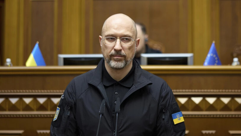 ARCHIV - Denys Schmyhal, damals Verteidigungs-, heute Energieminister, spricht im Sitzungssaal des Parlaments in Kiew. Die Ukraine wehrt sich seit mehr als drei Jahren gegen eine russische Invasion. Foto: Vadym Sarakhan/AP/dpa