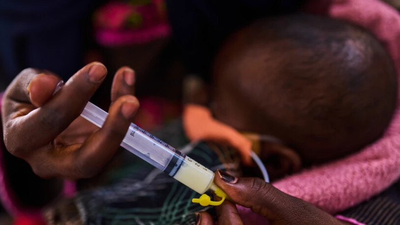Eine Mutter füttert ihren Sohn, der wegen Unterernährung behandelt wird, im Stabilisierungszentrum eines Kinderkrankenhauses mit Babynahrung. Foto: Bernat Armangue/AP/dpa