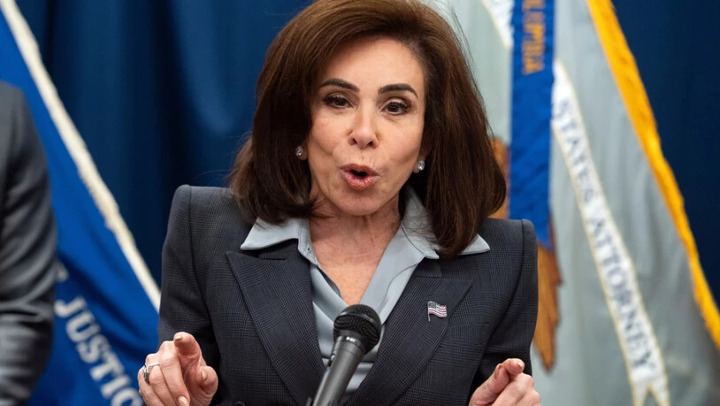 ARCHIV - US-Staatsanwältin Jeanine Pirro kündigt bei einem Auftritt eine Scam Center Strike Force an, die gegen Krypto-Anlagebetrüger vorgehen soll. Foto: Cliff Owen/FR170079 AP/dpa
