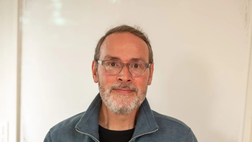 Der querschnittgelähmte Westschweizer Journalist Arnaud Robert beschreibt in seinem Podcast seine innere Zerrissenheit vor einer möglichen Teilnahme an einer medizinischen Studie für mehr Beweglichkeit in den Armen.