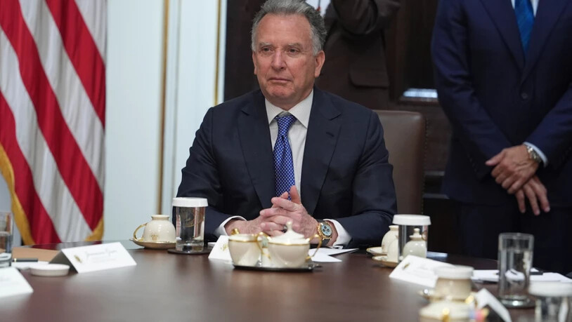 ARCHIV - Der US-Sondergesandte Steve Witkoff hört während einer Kabinettssitzung im Weißen Haus zu. Foto: Evan Vucci/AP/dpa