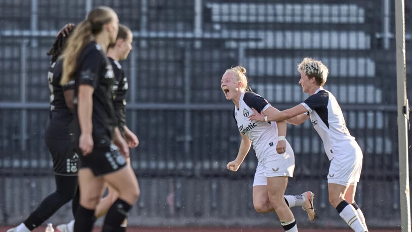 Die beiden FCZ-Torschützinnen in weiss:  Die Torschützin Chiara Bücher (2. von rechts) jubelt,  Amelie Roduner, die später das 2:0 erzielen wird, feiert mit