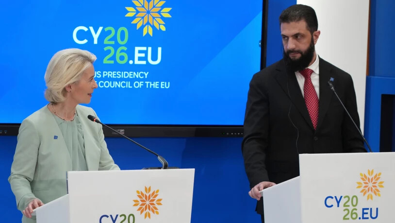 Die Präsidentin der Europäischen Kommission, Ursula von der Leyen (l), und der syrische Präsident Ahmad al-Sharaa bei einer Pressekonferenz nach dem EU-Gipfel. Foto: Petros Karadjias/AP/dpa