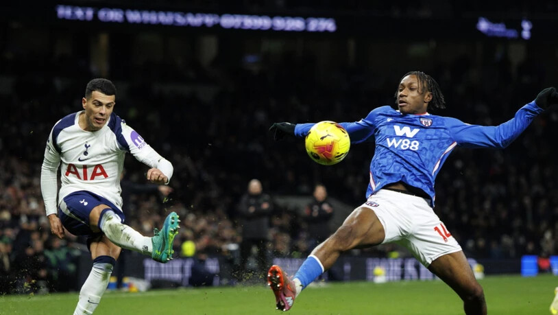 Sunderlands Romaine Mundle (rechts) kommt einen Schritt zu spät (Archivaufnahme)