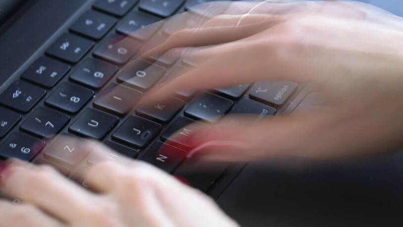 Elena Ferrante, deren Identität niemand kennt, schreibt in "An den Rändern" übers Schreiben. (Archivbild)