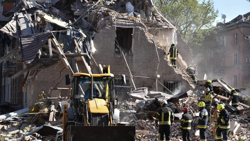 Rettungskräfte räumen die Trümmer eines durch einen russischen Angriff zerstörten Wohnhauses in Dnipro weg. Foto: Mykola Synelnykov/AP/dpa