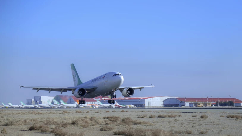 HANDOUT - Ein Flugzeug der iranischen Airline Mahan landet 2021 mit der ersten Lieferung des russischen Corona-Impfstoffes Sputnik V am Internationalen Flughafen Imam Khomeini. Foto: Saeed Kaari/Imam Khomeini Airport City/AP/dpa - ACHTUNG: Nur zur…