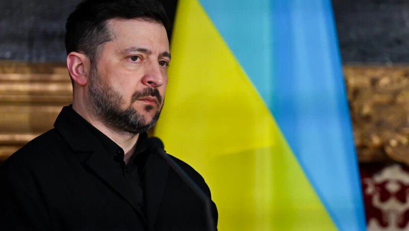 ARCHIV - Wolodymyr Selenskyj, Präsident der Ukraine, steht in der Residenz vor der Verleihung des Ewald-von-Kleist-Preis. Foto: Sven Hoppe/dpa