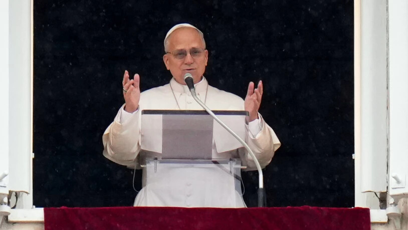 ARCHIV - Papst Leo XIV. steht am Fenster mit Blick auf den Petersplatz im Vatikan. Foto: Alessandra Tarantino/AP/dpa
