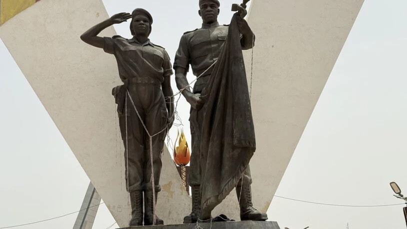 ARCHIV - Auf dem Platz der Nation in der tschadischen Hauptstadt N'Djamen erinnert das Unabhängigkeitsdenkmal an den Freiheitskampf des zentralafrikanischen Landes gegen die Kolonialherrschaft. Foto: Eva Krafczyk/dpa