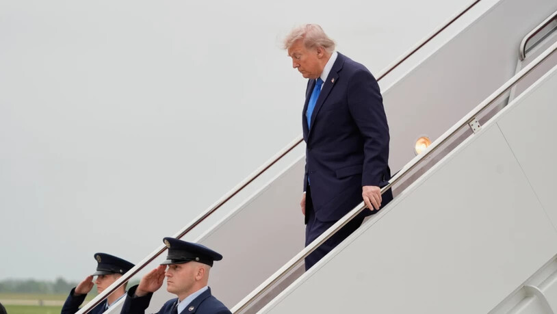 Präsident Donald Trump steigt auf der Joint Base Andrews,MdL, aus der Air Force One aus. Foto: Manuel Balce Ceneta/AP/dpa
