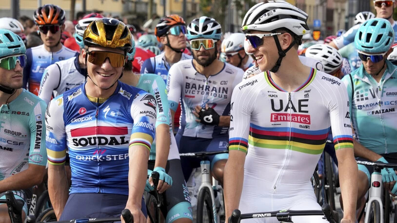 Remco Evenepoel (links) und neben ihm sein grosser Rivale Tadej Pogacar