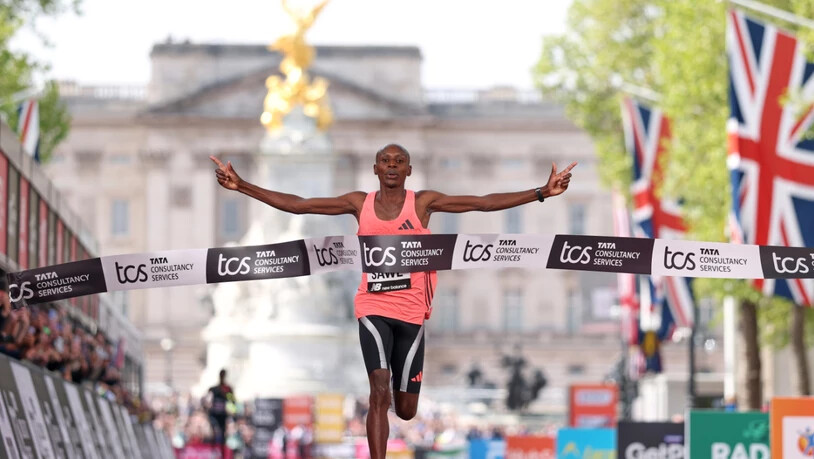 Sebastian Sawe aus Kenia erreicht das Ziel innerhalb von zwei Stunden