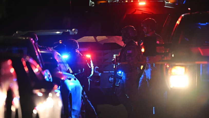 FBI-Beamte betreten ein Haus an einer Adresse, die in Zusammenhang dem mutmaßlichen Angreifer beim White House Correspondents' stehen soll. Foto: William Lang/FR172065 AP/AP/dpa