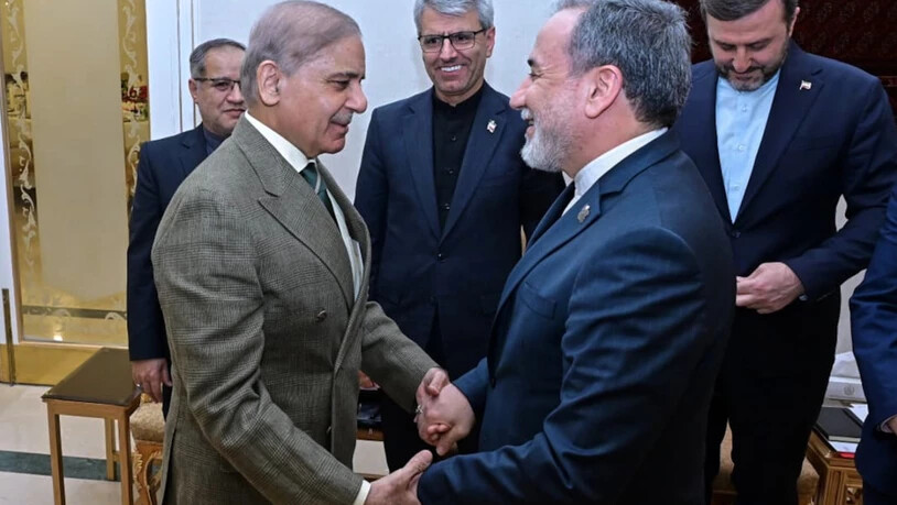 HANDOUT - Auf diesem vom Büro des pakistanischen Premierministers veröffentlichten Foto begrüßt Premierminister Shehbaz Sharif (l) den iranischen Außenminister  Abbas Araghtschi vor ihrem Treffen in Islamabad, Pakistan. Foto: Uncredited/Pakistan Prime…