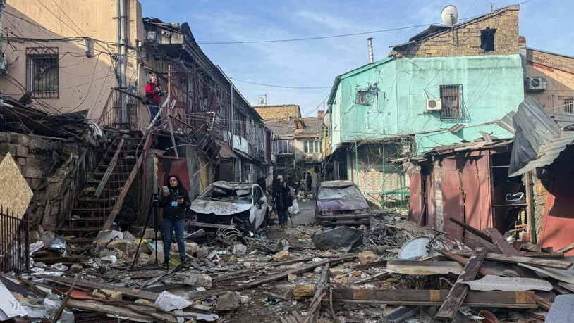 Stark beschädigtes Wohnviertel nach einem früheren russischen Angriff auf die ukrainische Hafenstadt Odessa. Foto: Michael Shtekel/AP/dpa/Archivbild