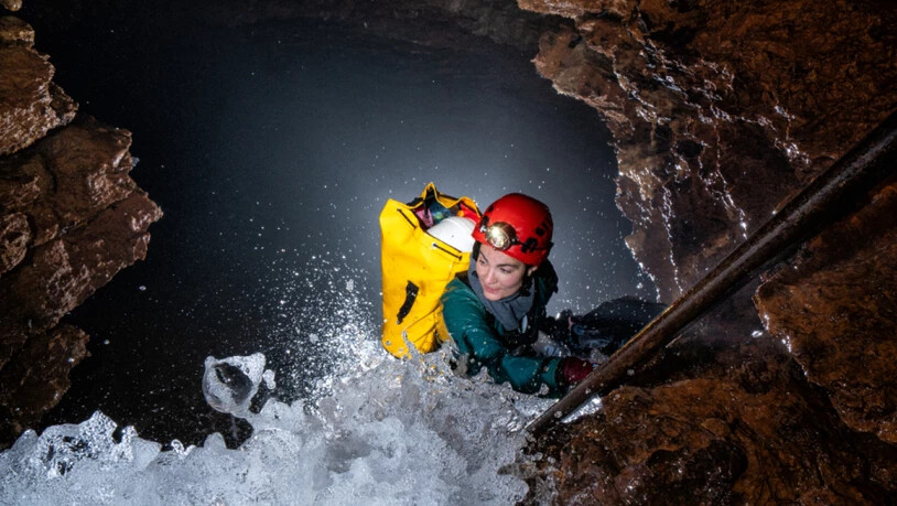Das Foto zeigt die Höhlenforscherin Ainhoa Val beim Abstieg durch die "Grande Cascade" in
der Karsthöhle von Milandre bei Boncourt (Jura). Es hat den ersten Preis in der Kategorie "Frauen und Männer der Wissenschaft" gewonnen.