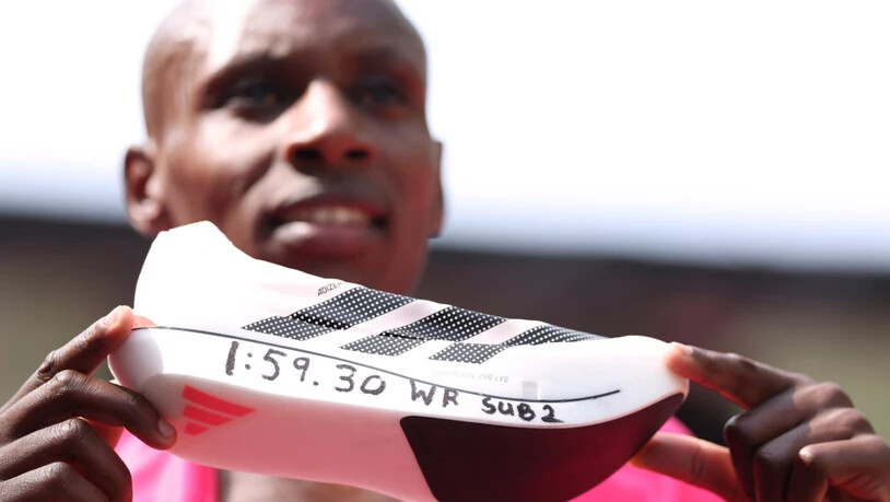 Sabastian Sawe zeigt seinen Weltrekord-Schuh. Auch bezüglich Doping hat er ein reines Gewissen