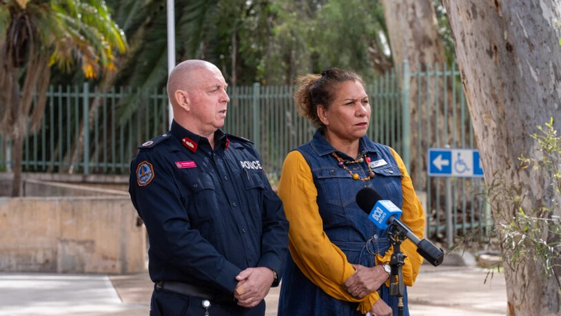 Peter Malley, stellvertretender Kommissar der NT-Polizei, und Leane Liddle, Exekutivdirektorin der Kulturreform, während einer Pressekonferenz mit den Medien vor der Polizeistation von Alice Springs. Foto: Rhett Hammerton/AAP/dpa