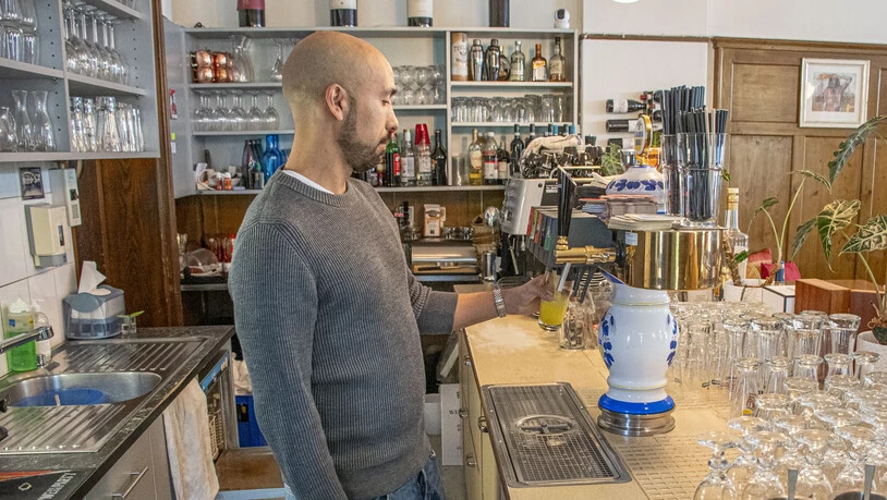 Zapft bald das letzte Bier im «Bahnhöfli»: Gastgeber und Chefkoch Gian-Carlos Untersee. 