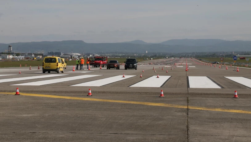 Blick vom nördlichen Ende in Richtung Süden auf die für Sanierungsarbeiten gesperrte Hauptpiste des Euroairport Basel-Mulhouse-Freiburg am 29. April 2026.