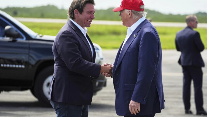 ARCHIV - Floridas Gouverneur Ron DeSentis begrüßt US-Präsident Donald Trump. Foto: Evan Vucci/AP/dpa/Archivbild
