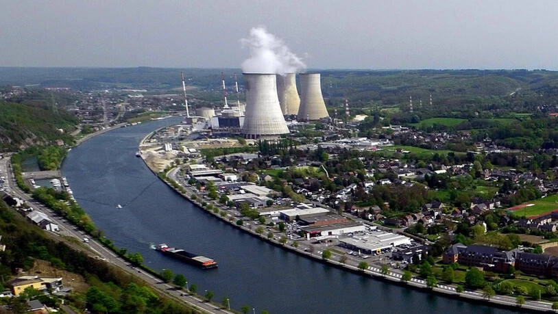 ARCHIV - Das Atomkraftwerk Tihange steht am Ufer der Maas. Foto: Eric Lalmand/belga/dpa/Archivbild