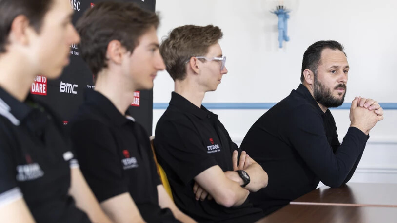 Morgan Lamoisson (rechts), der Sportdirektor der Equipe Tudor, erklärt die Ziele des Teams an der Tour de Romandie