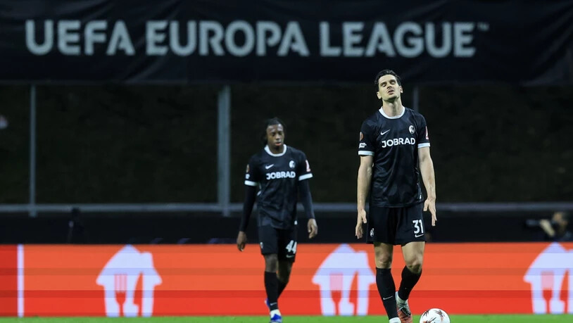 Die Freiburger Igor Matanovic (im Vordergrund) und Johan Manzambi ärgern sich über die Last-Minute-Niederlage in Braga
