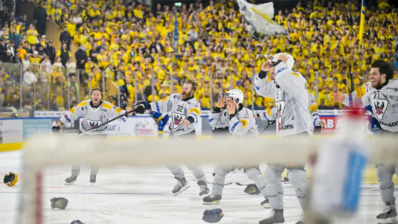 Nach der Entscheidung in der Verlängerung: Beim Meisterschützen Lucas Wallmark (Nummer 32) und seinen Teamkollegen gibt es kein Halten mehr.