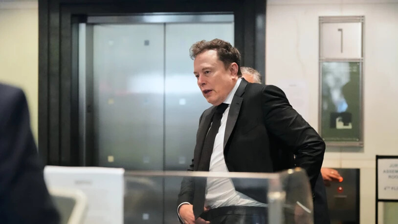 Beim KI-Training gibt es die Methode, ein Modell als Lehrer einzusetzen, das neue Software wie einen Schüler anlernt. Elon Musk musste unter Eid sagen, ob er so KI des Rivalen OpenAI benutzte. (Archivbild)