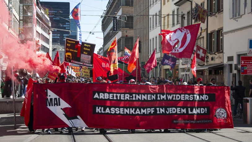 Demonstrierende zogen am Freitag anlässlich der Feierlichkeiten zum Tag der Arbeit am 1. Mai durch Basel.