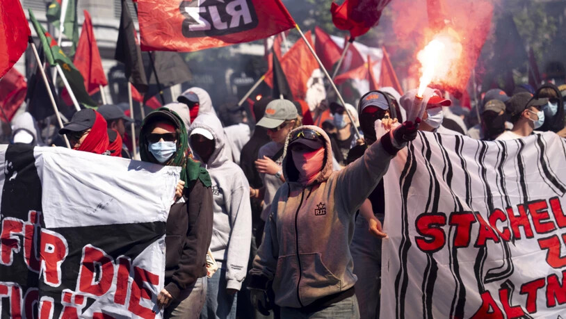 Eine unbewilligte Nachdemonstration in Zürich hielt die Polizei am 1. Mai auf Trab.