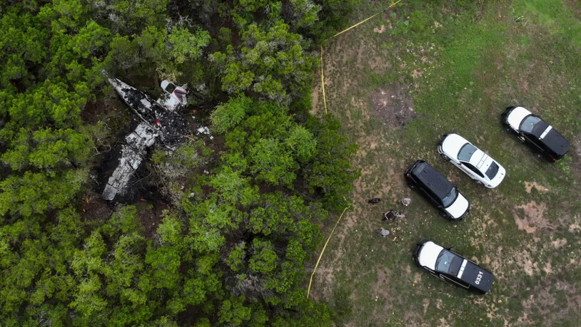 Eine abgestürzte Cessna liegt in einem Waldgebiet an der Round Rock Road. Foto: Jay Janner/Austin American-Statesman/AP/dpa - ACHTUNG: Nur zur redaktionellen Verwendung im Zusammenhang mit der aktuellen Berichterstattung und nur mit vollständiger Nennung…