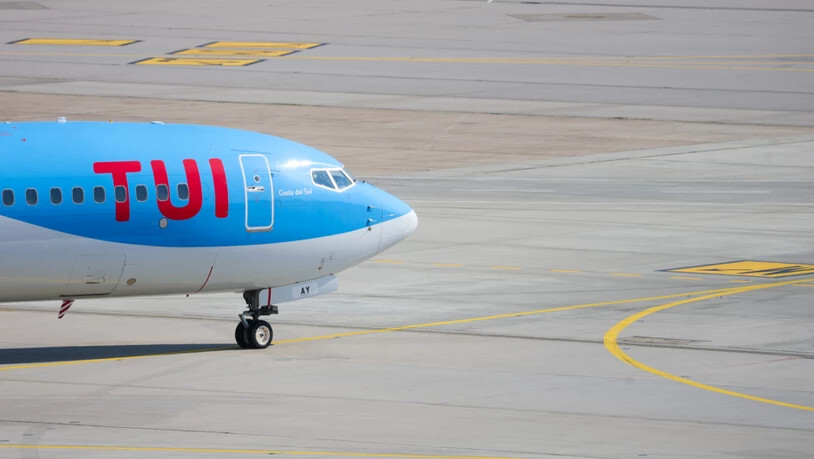 ARCHIV - Eine Boeing 737 MAX 8 der Tuifly rollt auf dem Vorfeld des Stuttgarter Flughafens. Foto: Christoph Schmidt/dpa